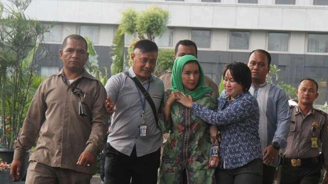 Gubernur Bengkulu Riwan Mukti bersama Istri Lily Mardani tiba di Gedung Komisi Pemberantasan Korupsi (KPK) , Jakarta, Rabu (20/6).