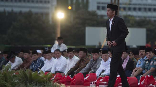 Presiden Joko Widodo menghadiri acara buka puasa bersama di Markas Besar TNI Cilangkap, Jakarta, Senin (19/6).