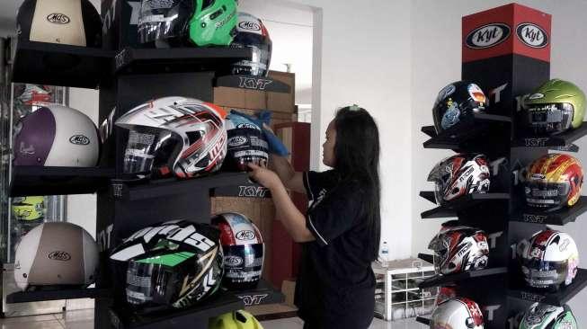 Penjualan helm di kawasan Mampang, Jakarta, Selasa (20/6).