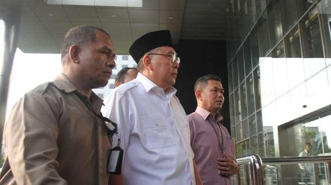 Gubernur Bengkulu Riwan Mukti bersama Istri Lily Mardani tiba di Gedung Komisi Pemberantasan Korupsi (KPK) , Jakarta, Rabu (20/6).