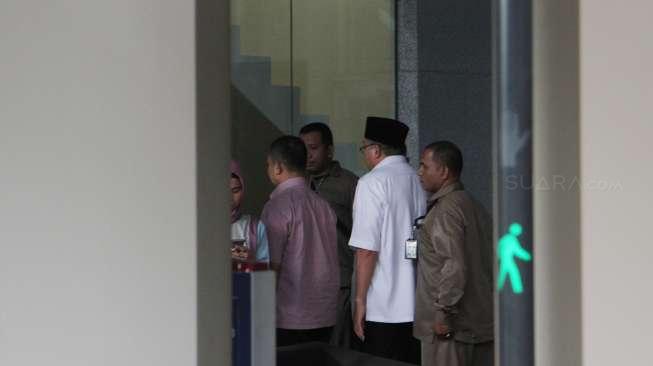 Gubernur Bengkulu Riwan Mukti bersama Istri Lily Mardani tiba di Gedung Komisi Pemberantasan Korupsi (KPK) , Jakarta, Rabu (20/6).