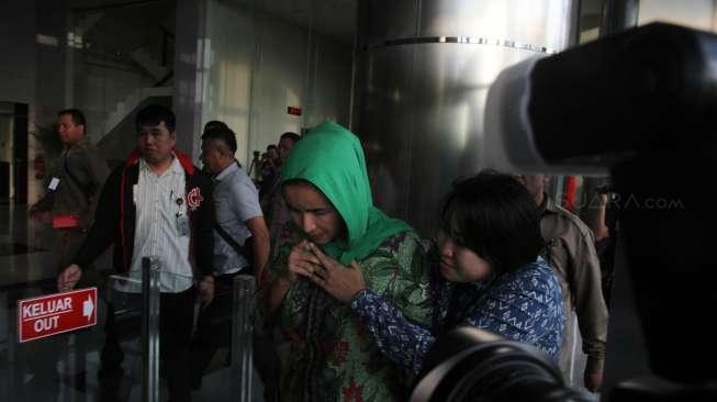 Gubernur Bengkulu Riwan Mukti bersama Istri Lily Mardani tiba di Gedung Komisi Pemberantasan Korupsi (KPK) , Jakarta, Rabu (20/6).