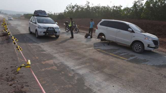 Kendaraan melintasi jalan tol fungsional Brebes-Batang di Batang, Jawa Tengah, Selasa (20/6).