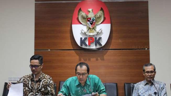 Penyidik KPK memperlihatkan barang bukti saat konferensi pers terkait Operasi Tangkap Tangan (OTT) Gubernur Bengkulu beserta istrinya di Gedung KPK, Rabu (21/6). [Suara.com/Oke Atmaja]