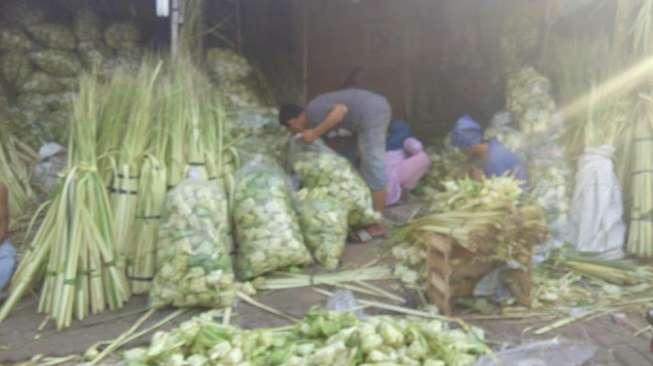 Jelang Lebaran, Omzet Penjual Kulit Ketupat Rp2 Juta per Hari