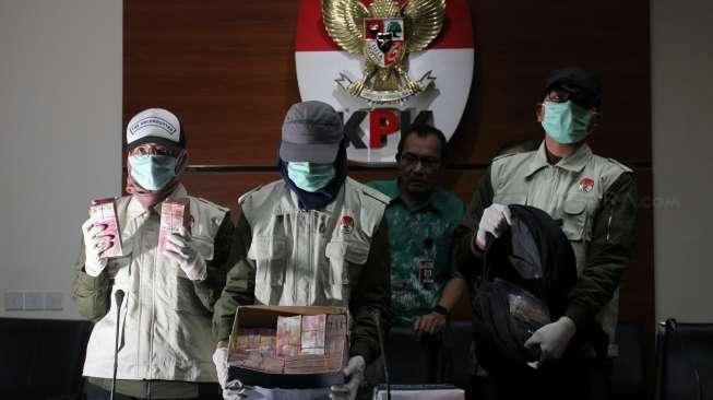 Penyidik KPK memperlihatkan barang bukti saat konferensi pers terkait Operasi Tangkap Tangan (OTT) Gubernur Bengkulu beserta istrinya di Gedung KPK, Rabu (21/6). [Suara.com/Oke Atmaja]