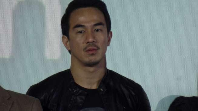 Joe Taslim di acara gala premiere 'Surat Kecil untuk Tuhan' di CGV Cinemas, Jalan MH Thamrin, Jakarta Pusat, Selasa (20/6/2017). [suara.com/Ismail]