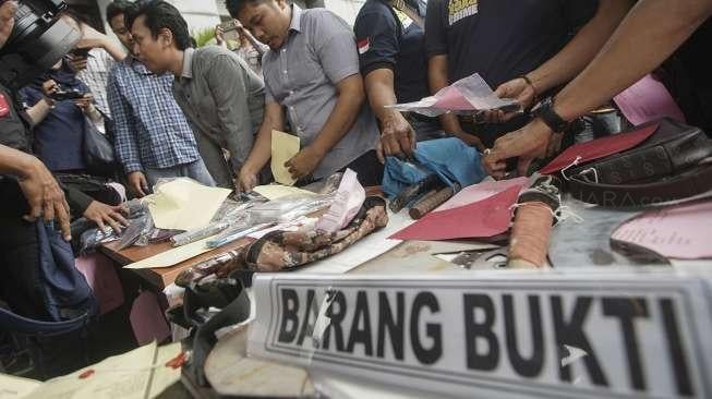 Kapolda Metro Jaya Irjen Pol. M. Iriawan didampingi Kabid Humas Kombes Pol. Argo Yuwono merilis barang bukti hasil operasi cipta kondisi selama bulan Ramadan di Polda Metro Jaya, Jakarta, Rabu (21/6). [Suara.com/Kurniawan Mas'ud]