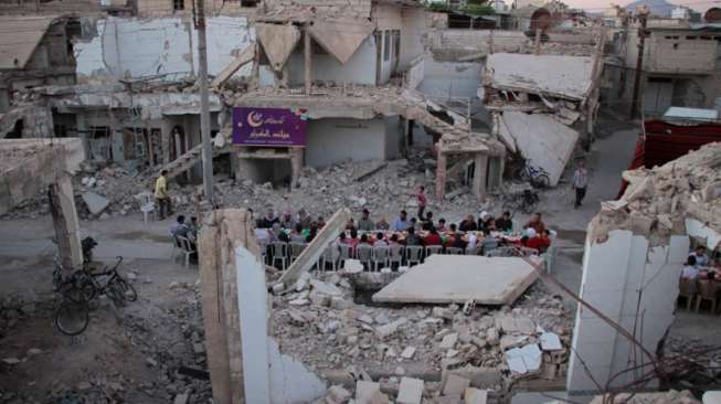 Warga Suriah di Douma berbuka puasa bersama. (AFP)