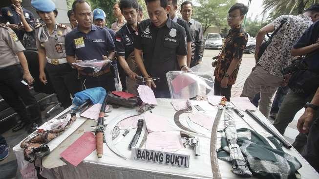 Kapolda Metro Jaya Irjen Pol. M. Iriawan didampingi Kabid Humas Kombes Pol. Argo Yuwono merilis barang bukti hasil operasi cipta kondisi selama bulan Ramadan di Polda Metro Jaya, Jakarta, Rabu (21/6). [Suara.com/Kurniawan Mas'ud]