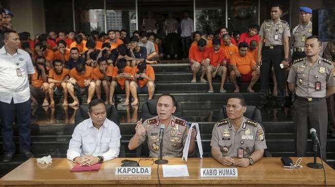 Kapolda Metro Jaya Irjen Pol. M. Iriawan didampingi Kabid Humas Kombes Pol. Argo Yuwono merilis barang bukti hasil operasi cipta kondisi selama bulan Ramadan di Polda Metro Jaya, Jakarta, Rabu (21/6). [Suara.com/Kurniawan Mas'ud]