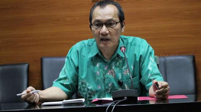 Penyidik KPK memperlihatkan barang bukti saat konferensi pers terkait Operasi Tangkap Tangan (OTT) Gubernur Bengkulu beserta istrinya di Gedung KPK, Rabu (21/6). [Suara.com/Oke Atmaja]