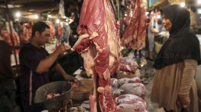 Penjualan daging sapi di Pasar Senen, Jakarta, Kamis (22/6).