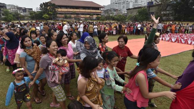 Presiden Joko Widodo membagikan paket sembako kepada warga di kawasan Duri Kepa, Jakarta, Kamis (22/6).