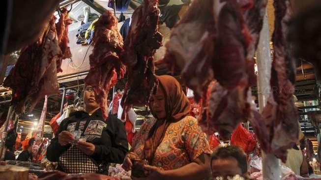 Penjualan daging sapi di Pasar Senen, Jakarta, Kamis (22/6).