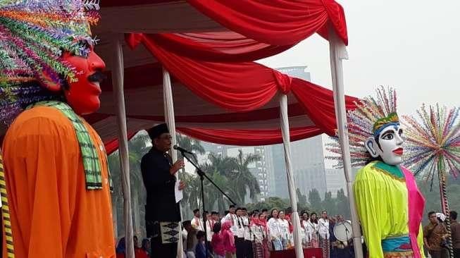 Djarot Tegur PNS yang Duduk di Belakang dan Main HP di HUT DKI