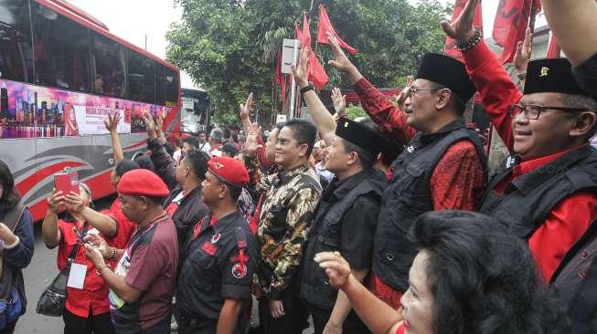 Gubernur DKI Jakarta Djarot Saiful Hidayat bersama dengan Sekjen PDIP Hasto Kristianto melepas keberangkatan para pemudik yang digelar secara gratis di DPP PDIP Lenteng Agung, Jakarta, Kamis (22/6).