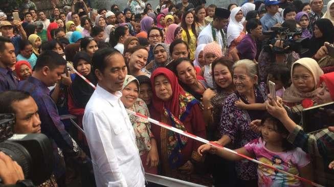 Jokowi Bagi-bagi 2000 Paket Sembako di Tebet