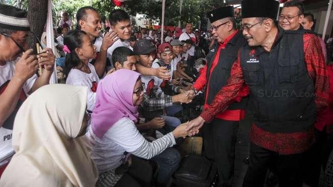 Gubernur DKI Jakarta Djarot Saiful Hidayat bersama dengan Sekjen PDIP Hasto Kristianto melepas keberangkatan para pemudik yang digelar secara gratis di DPP PDIP Lenteng Agung, Jakarta, Kamis (22/6).