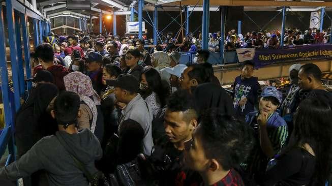 Antrian para penumpang yang akan melakukan penyeberangan di Pelabuhan Merak, Banten, (23/6) pagi.