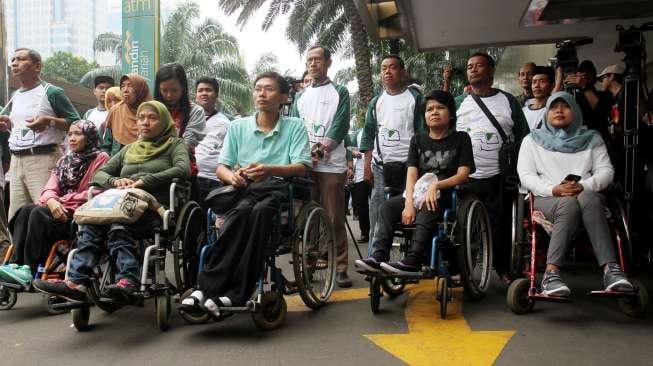 Pemudik penyandang disabilitas di Wisma Mandiri, Jakarta, Jumat (23/6).