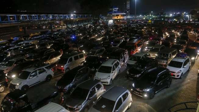 Suasana antrian kendaraan yang akan melakukan penyeberangan di Pelabuhan Merak, Banten, Jumat (23/6) pagi.