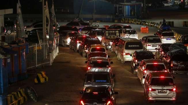 Suasana antrian kendaraan yang akan melakukan penyeberangan di Pelabuhan Merak, Banten, Jumat (23/6) pagi.