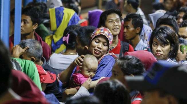 Antrian para penumpang yang akan melakukan penyeberangan di Pelabuhan Merak, Banten, (23/6) pagi.