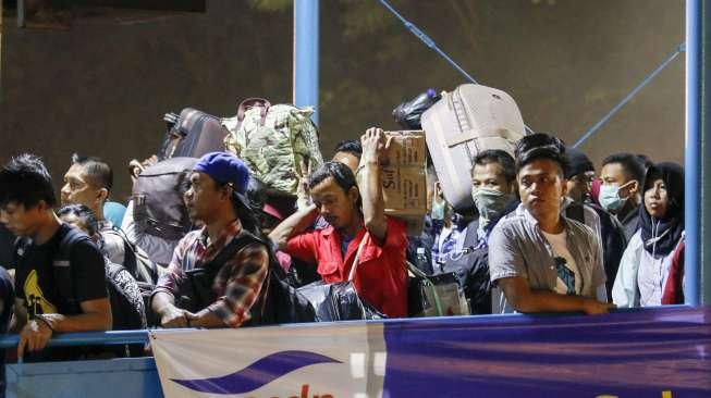 Antrian para penumpang yang akan melakukan penyeberangan di Pelabuhan Merak, Banten, (23/6) pagi.