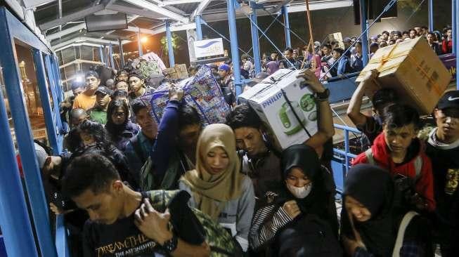 Antrian para penumpang yang akan melakukan penyeberangan di Pelabuhan Merak, Banten, (23/6) pagi.