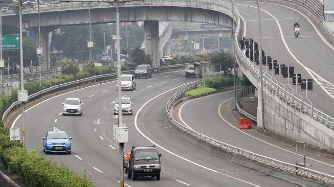 Sejumlah kendaraan melintas di di kawasan Jalan Gatot Subroto, Jakarta, Jumat (23/6).