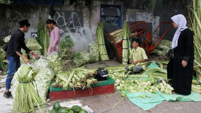 Penjual daun ketupat di Pasar Palmerah, Jakarta, Jumat (23/6).