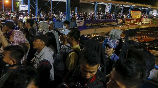 Antrian para penumpang yang akan melakukan penyeberangan di Pelabuhan Merak, Banten, (23/6) pagi.