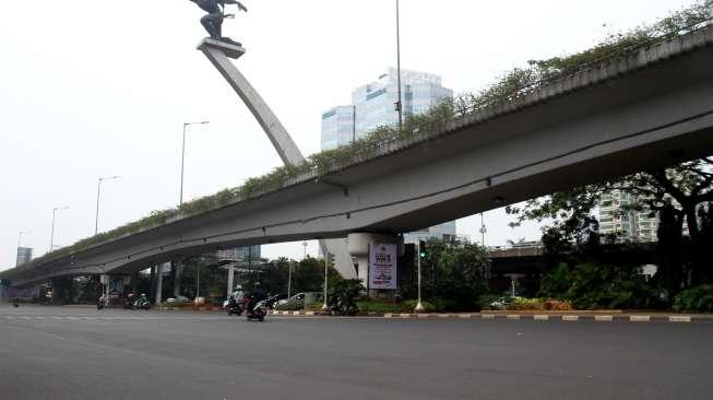 Sejumlah kendaraan melintas di di kawasan Jalan Gatot Subroto, Jakarta, Jumat (23/6).