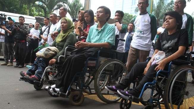 Pemudik penyandang disabilitas di Wisma Mandiri, Jakarta, Jumat (23/6).