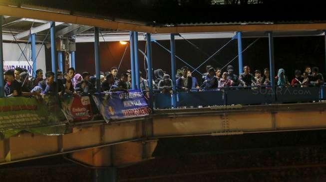 Antrian para penumpang yang akan melakukan penyeberangan di Pelabuhan Merak, Banten, (23/6) pagi.