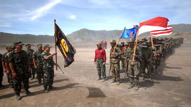 Sejumlah siswa peserta Lintas Medan Latihan Praktek (Lattek) Pendidikan Komando (Dikko) Siswa Pendidikan Pertama Bintara (Dikmaba) XXXVI TA 2016 melintasi laut pasir Gunung Bromo, Probolinggo, Jawa Timur, Sabtu (24/6).