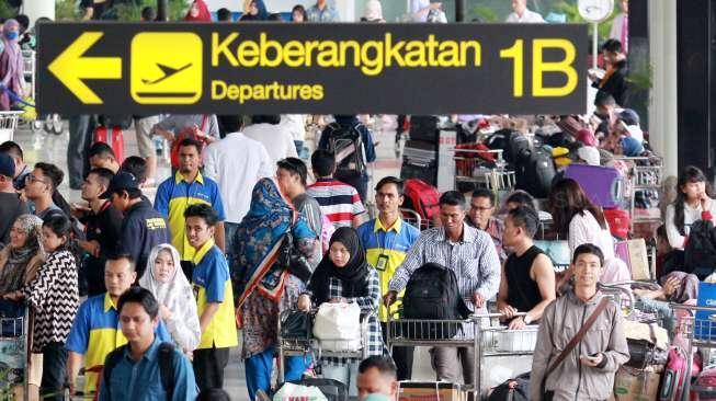 Sejumlah pemudik memadati pintu Keberangkatan di Terminal 1 C, Bandara Internasional Soekarno-Hatta, Tangerang, Banten, Sabtu (24/6)