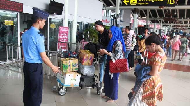 Sejumlah pemudik memadati pintu Keberangkatan di Terminal 1 C, Bandara Internasional Soekarno-Hatta, Tangerang, Banten, Sabtu (24/6)