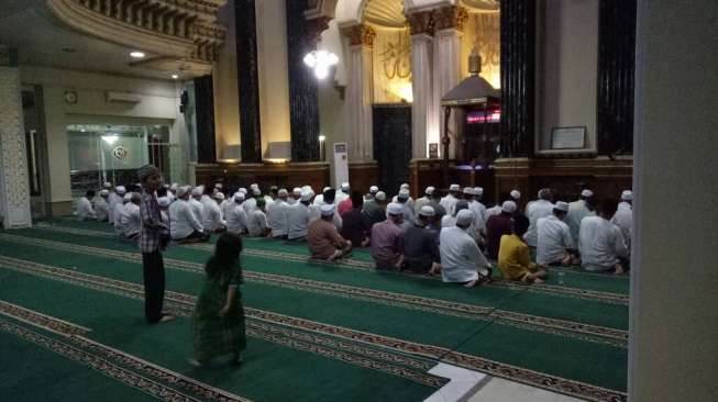 Jemaah Masjid Al-Marzuqiyah Cipinang Rayakan Idul Fitri Senin