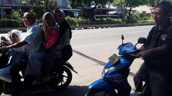 Berangkat Silaturahmi Naik Motor, Kenapa Tak Pakai Helm?