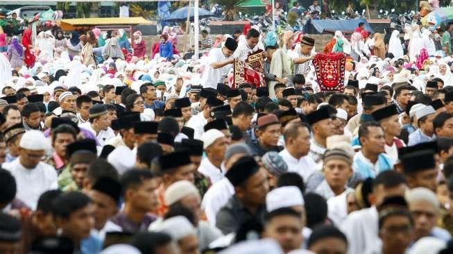 Ribuan umat muslim melaksanakan Salat Idul Fitri 1438 Hijriah di Lapangan Merdeka, Kota Solok, Sumatera Barat, Minggu (25/6). [Suara.com/Kurniawan Mas'ud]