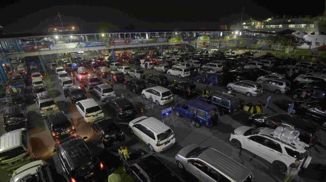 Hanya Dua Kapal Beroperasi, Kendaraan Menumpuk di Pelabuhan Kamal