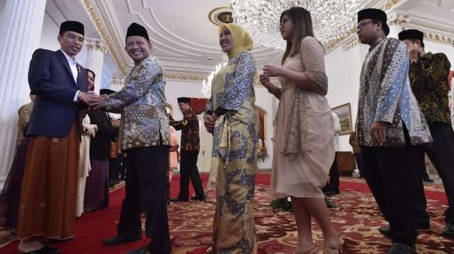 Presiden Joko Widodo (kiri) menerima sederet tokoh dalam dan luar negeri saat silaturahmi dan halalbihalal Hari Raya Idul Fitri 1438 Hijriah di Istana Negara, Jakarta, Minggu (25/6).[Antara/Puspa Perwitasari]