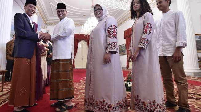 Presiden Joko Widodo (kiri) menerima sederet tokoh dalam dan luar negeri saat silaturahmi dan halalbihalal Hari Raya Idul Fitri 1438 Hijriah di Istana Negara, Jakarta, Minggu (25/6).[Antara/Puspa Perwitasari]