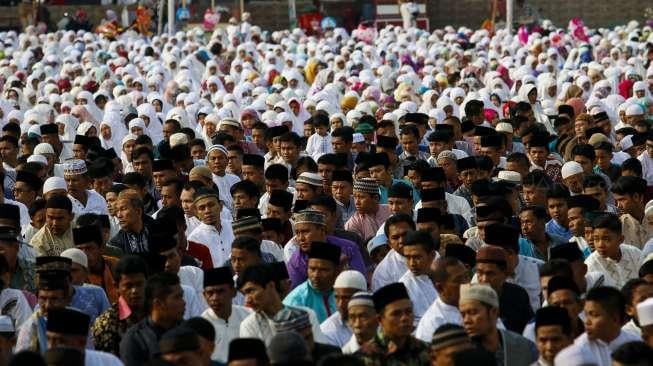 Ribuan umat muslim melaksanakan Salat Idul Fitri 1438 Hijriah di Lapangan Merdeka, Kota Solok, Sumatera Barat, Minggu (25/6). [Suara.com/Kurniawan Mas'ud]