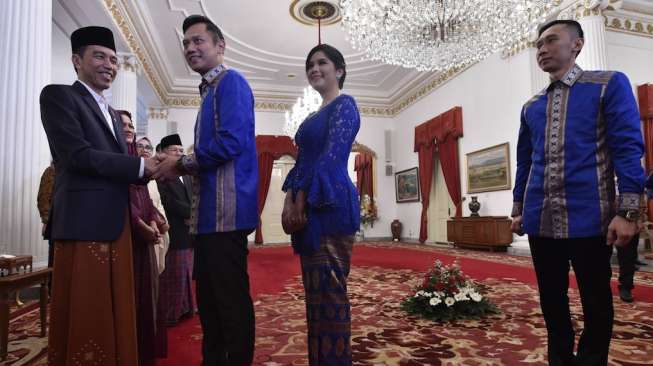 Presiden Joko Widodo (kiri) menerima sederet tokoh dalam dan luar negeri saat silaturahmi dan halalbihalal Hari Raya Idul Fitri 1438 Hijriah di Istana Negara, Jakarta, Minggu (25/6).[Antara/Puspa Perwitasari]