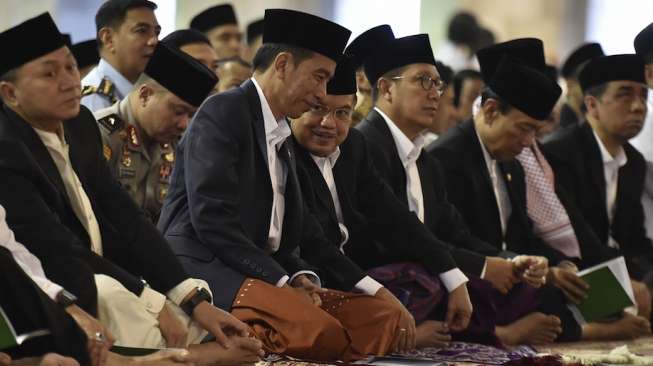 Presiden Joko Widodo (kelima kiri) bersama Wakil Presiden Jusuf Kalla (keenam kiri) melaksanakan Salat Idul Fitri 1438 Hijriah di Masjid Istiqlal, Jakarta, Minggu (25/6). [Antara/Puspa Perwitasari]