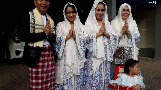 Ayu Ting Ting bersama adiknya, Syifa, dan kedua orangtua mereka Abdul Rojak dan Umi Kulsum saat merayakan Hari Raya Idul Fitri 1438 H di kediaman mereka di Jalan Kemuliaan, Sukmajaya, Depok, Jawa Barat, Minggu 25 Juni  2017 (Suara.com/Puput Pandansari)