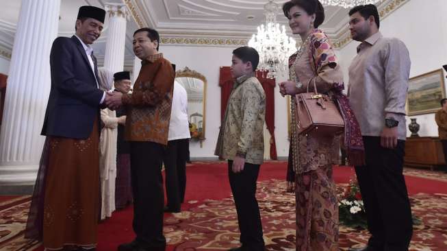 Presiden Joko Widodo (kiri) menerima sederet tokoh dalam dan luar negeri saat silaturahmi dan halalbihalal Hari Raya Idul Fitri 1438 Hijriah di Istana Negara, Jakarta, Minggu (25/6).[Antara/Puspa Perwitasari]